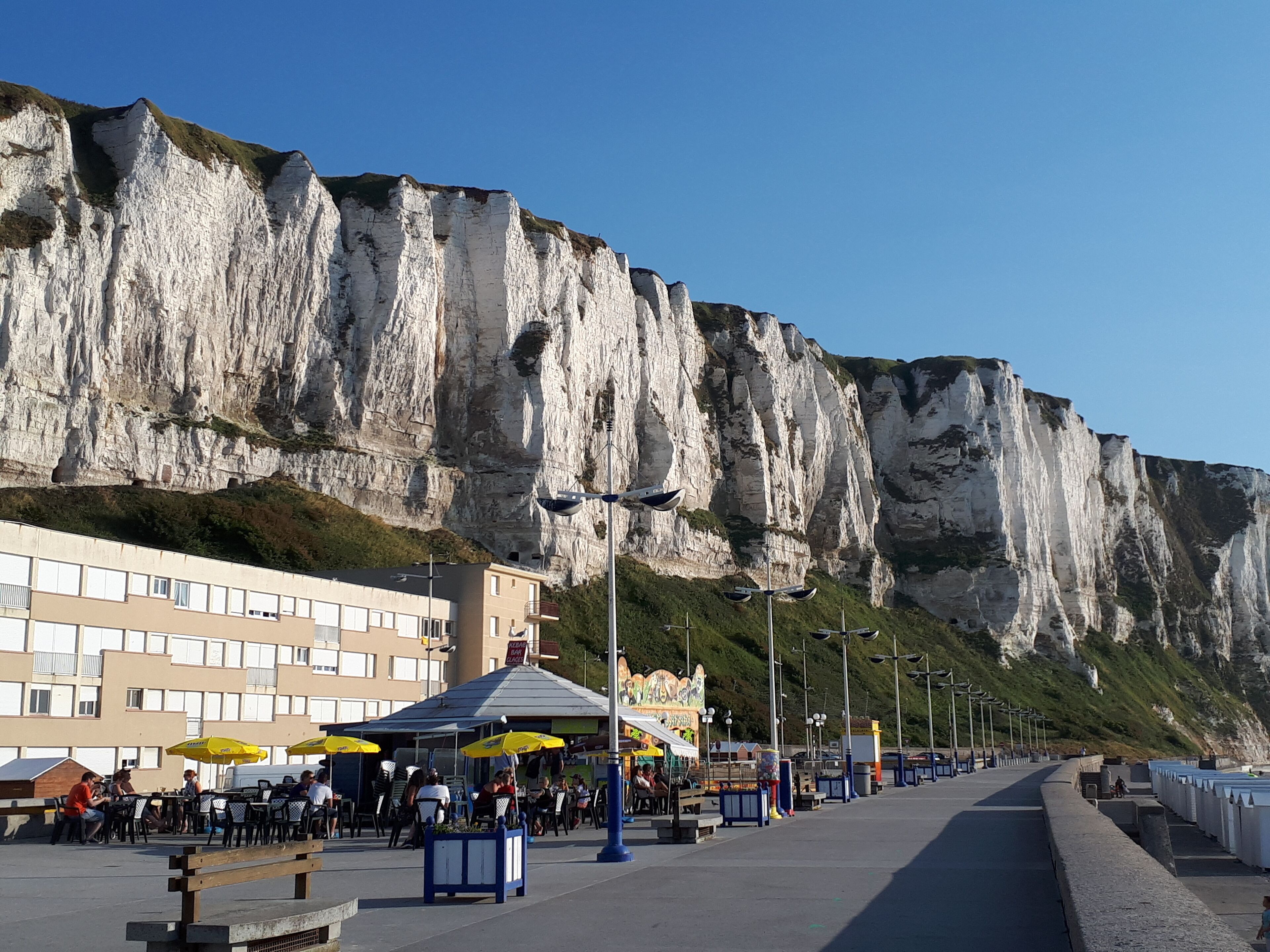 la promenade haute de la plage et les kiosques buvette et snack 
