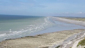 A coastal beach with a rocky shoreline and a clear view of the ocean. - Apartment 40 m2, very comfortable, south facing, Le Tréport, full center and beach (Le Tréport)