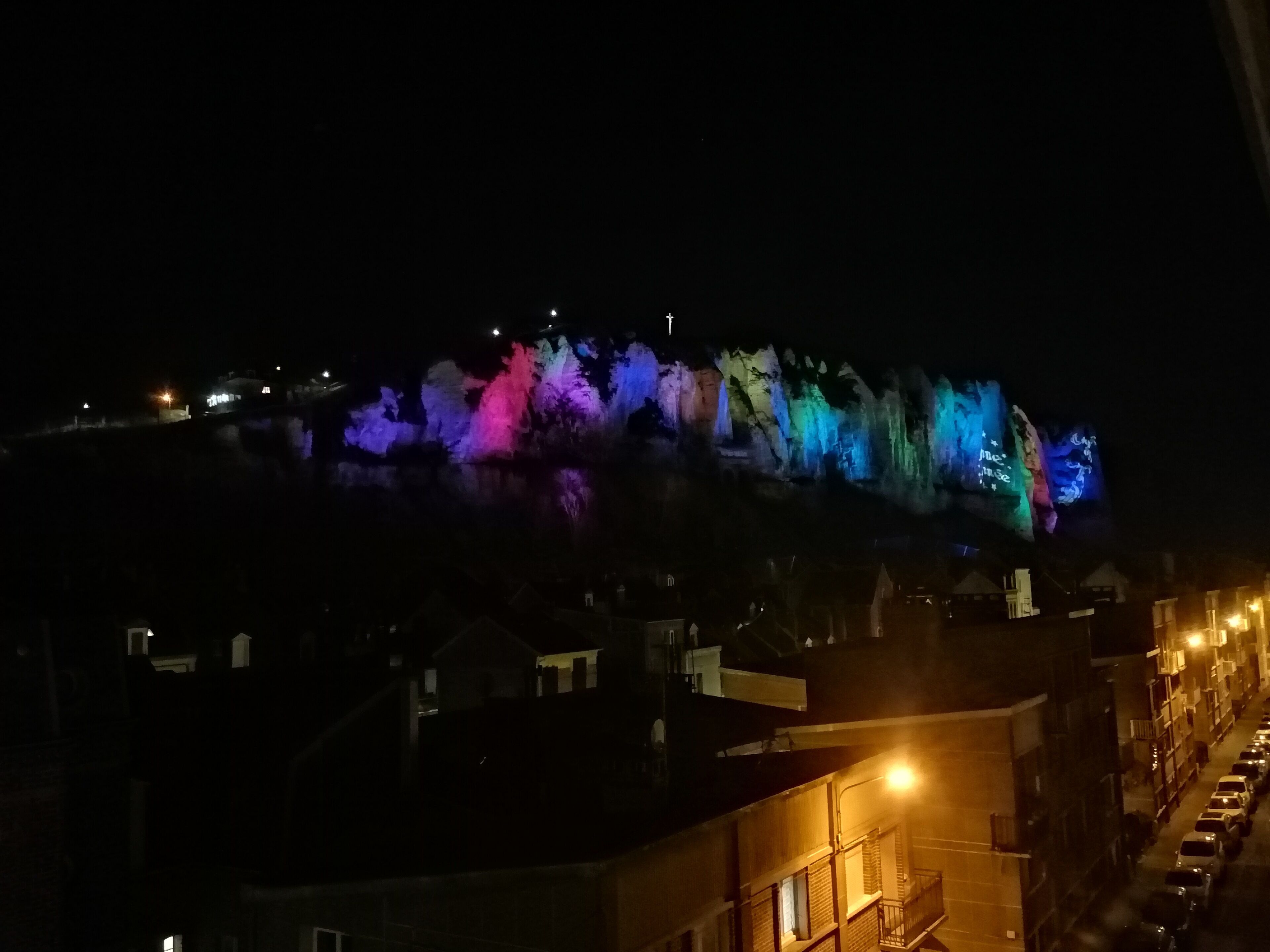 la falaise illuminée vue de l'appartement 