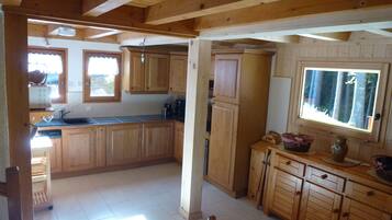 Køleskab, mikrobølgeovn, ovn, kogeplade