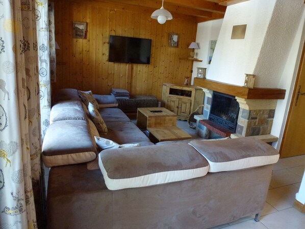 TV, fireplace - Independent chalet on 2 levels with parking and WIFI classified 3 stars (Arâches-La-Frasse)