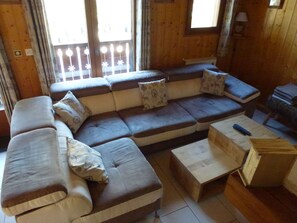 Een televisie en een open haard