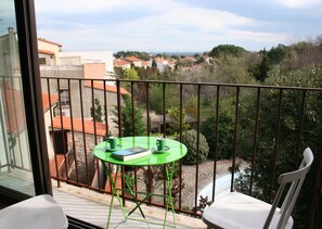Outdoor dining - Tastefully renovated village house in Laroque des Alberes. (Laroque-Des-Albères)