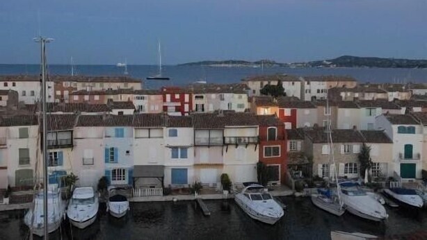 A marina with boats docked and buildings in the background. - Fisherman's house in Port-Grimaud (Grimaud)