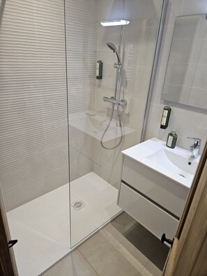 Regadera, secadora de cabello, jabón, shampoo 