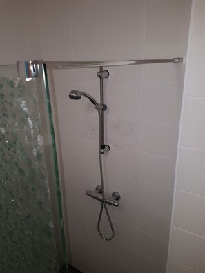 Dusche, Haartrockner, Toilettenpapier