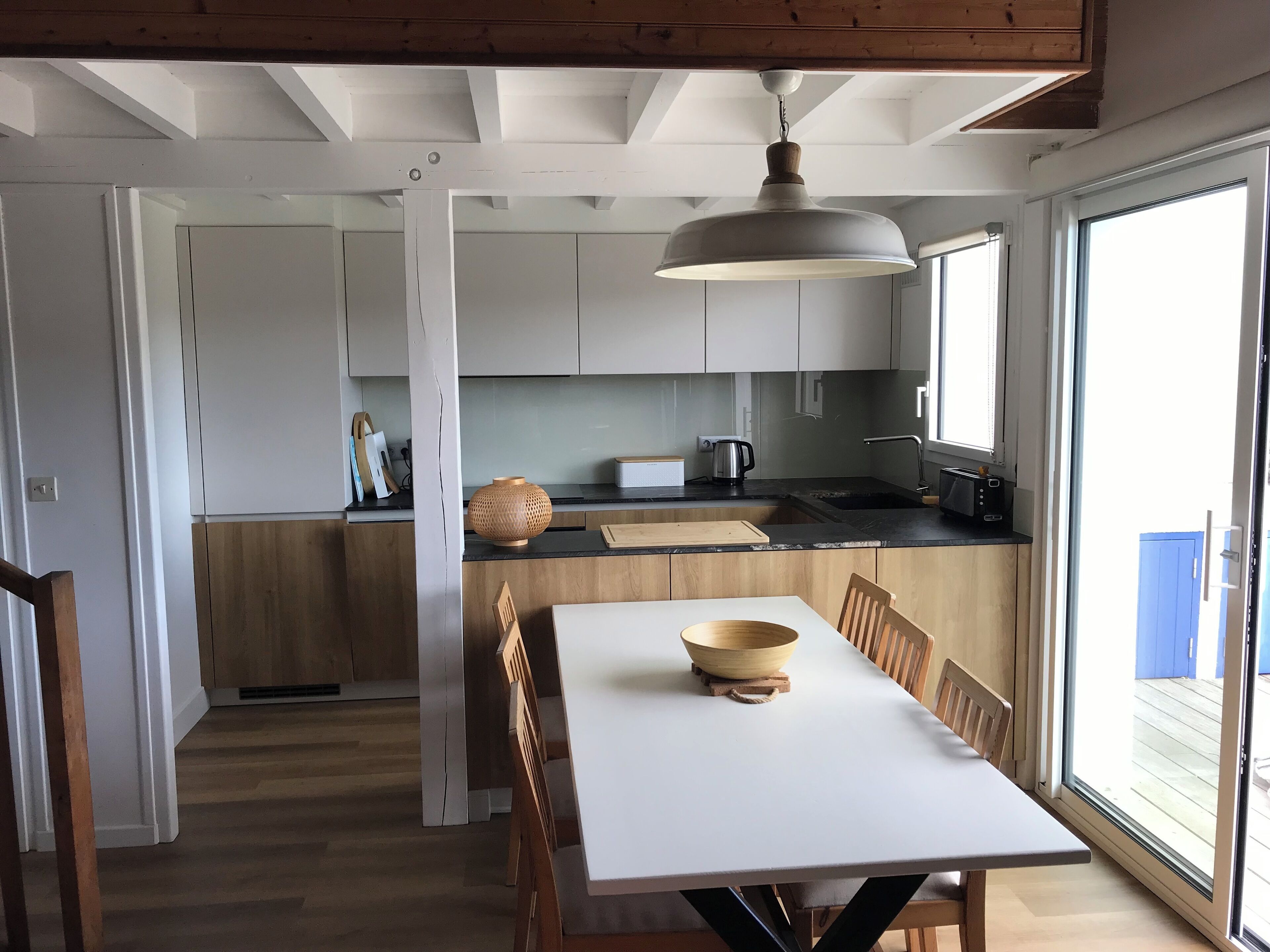 冷蔵庫、電子レンジ、オーブン、コンロ