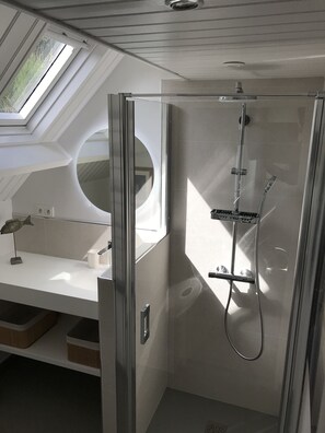 Douche, sèche-cheveux, papier toilette