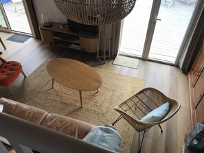 Een televisie, een open haard en boeken
