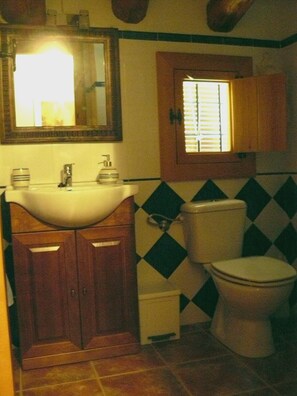 Een haardroger, handdoeken, zeep, shampoo