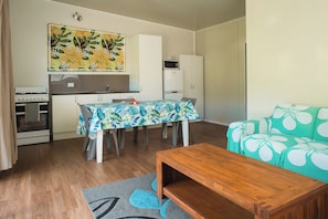 Full-sized fridge, microwave, oven, stovetop - Avana Valley Heights (Rarotonga)