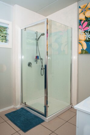 Dusche, Hydromassagedusche, Handtücher, Seife