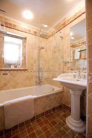 Bañera, secador de pelo y toallas