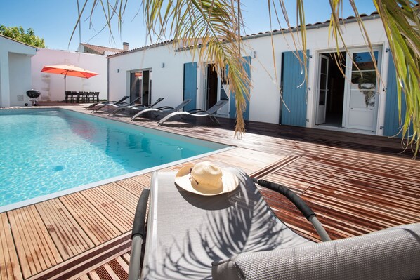 Alberca al aire libre y alberca climatizada