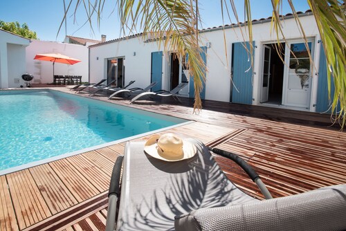 Former fisherman's house with pool in the heart of Old Cotinière