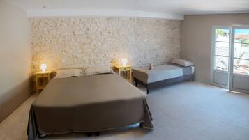 4 bedrooms, iron/ironing board, Internet, bed sheets