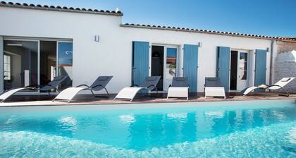 Former fisherman's house with pool in the heart of Old Cotinière