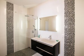 Baignoire, séchoir à cheveux, serviettes fournies
