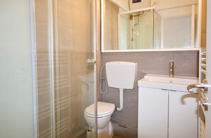 Serviettes fournies, papier toilette