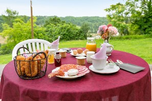 Outdoor dining - cottage white stone quercy, with a nice bread oven as a terrace (PORTE-DU-QUERCY)