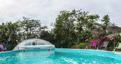 GĂźte en pierre blanche, avec un joli four Ă  pain comme terrasse, internet