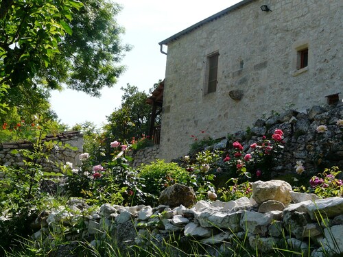 Gîte en pierre blanche, avec un joli four à pain comme terrasse, internet