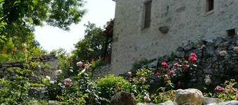vita hus Quercy sten, med en fin bakugn som terrass