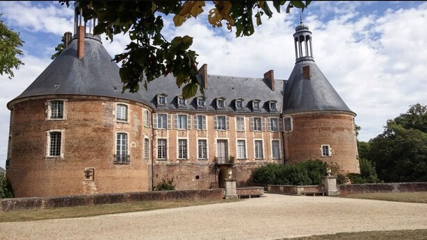 A large, historic building with multiple towers and a central courtyard. - Beautiful house in the woods on paths Colette (Saint-Sauveur-En-Puisaye)
