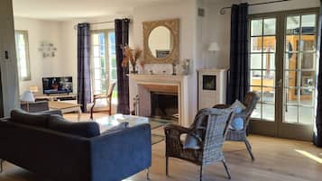 Smart TV, fireplace, video games, DVD player