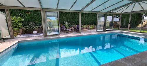 Villa, beach 3 km away, large indoor pool 28°, sauna, jacuzzi, 5* classification