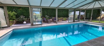 Villa, beach 3 km away, large indoor pool 28°, sauna, jacuzzi, 5* classification