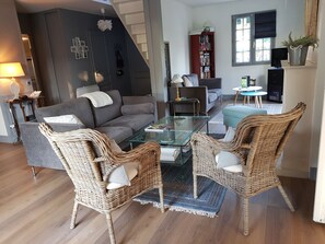 تلفزيون ذكي، مدفأة، ألعاب فيديو، مشغل دي في دي