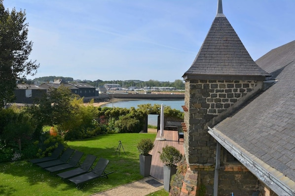 Property grounds - A Mansion on the Beach (Paimpol)