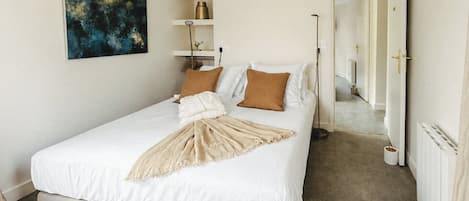 6 bedrooms, iron/ironing board, travel crib, WiFi (surcharge)