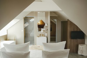6 bedrooms, iron/ironing board, travel crib, WiFi (surcharge)