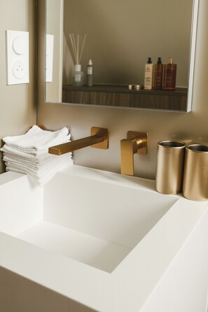 Combined shower/tub, hair dryer, towels, soap