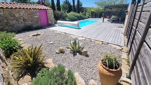 A backyard with a swimming pool, stone walls, and potted plants. - Charming villa in the heart of the hills—Discount for stays of 2 weeks or more; contact us (Donazac)