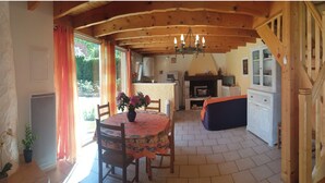 Un intérieur en bois comprenant un coin repas, une cuisine et un escalier.