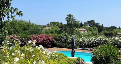 Belle villa fleurie, en retrait de la foule avec sa piscine privative.