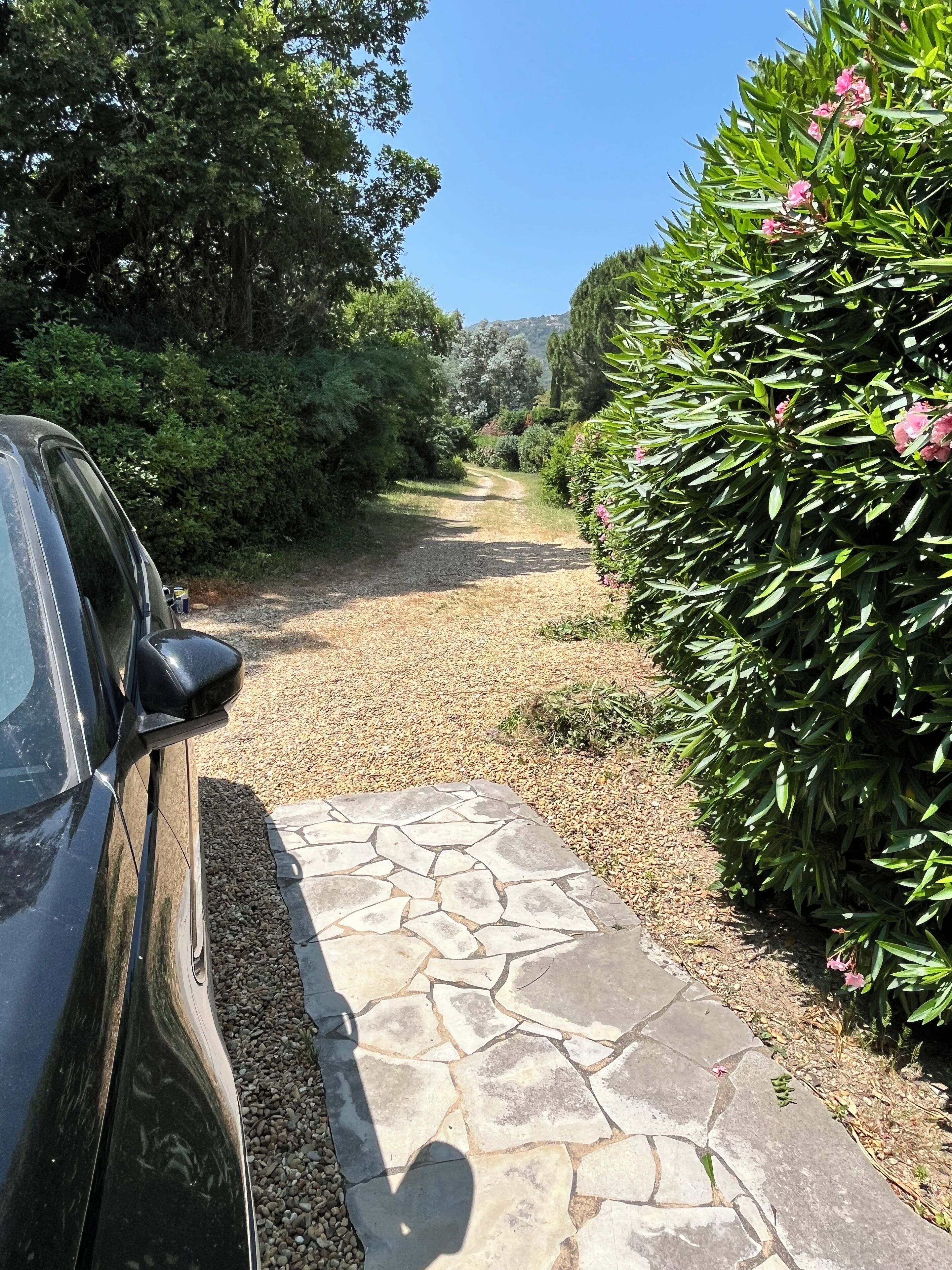 Arrivée par l'allée à l'arrière de la maison