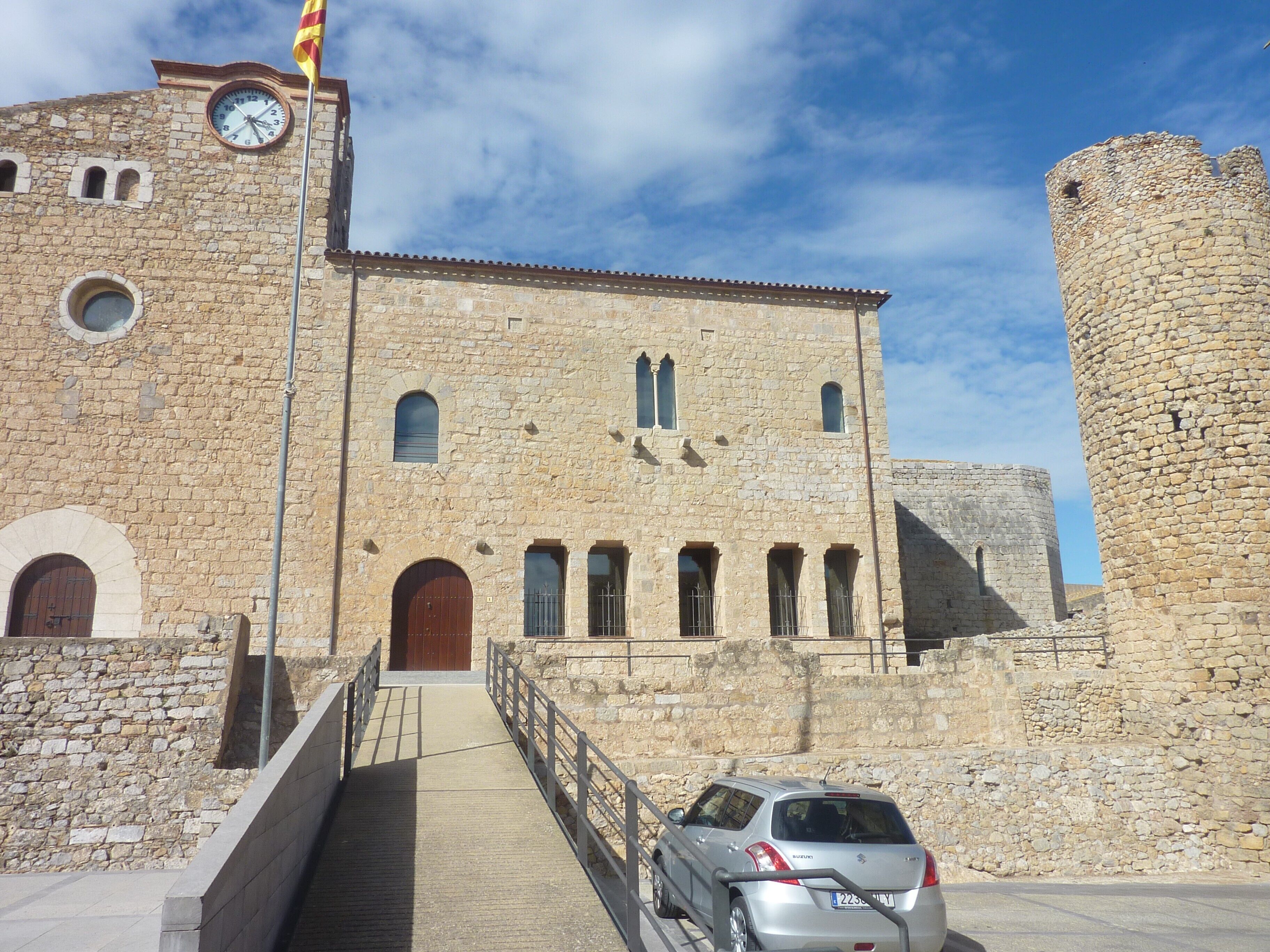 mairie et chateau du village