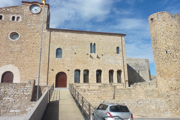 mairie et chateau du village