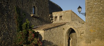 Maison de charme dans village médiévale terrasse vue étang, parking privé