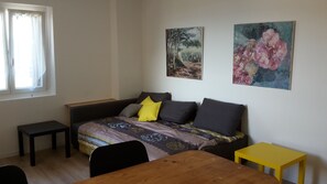 1 bedroom, iron/ironing board, travel cot, free WiFi - Charming house in medieval village with pond view terrace, private parking (Miramas)