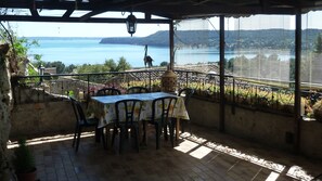 Outdoor dining - Charming house in medieval village with pond view terrace, private parking (Miramas)