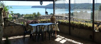 Maison de charme dans village médiévale terrasse vue étang, parking privé