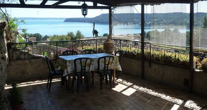 Charmantes Haus in mittelalterlichem Dorf mit Terrasse mit Blick auf den Teich, privater Parkplatz