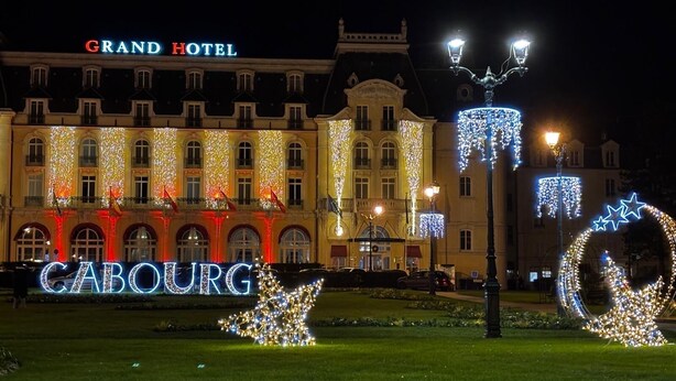 Le Grand Hôtel de Cabourg, avec son enseigne illuminée et ses décorations festives.