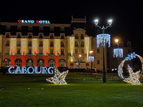 House with garden and BBQ, 5mn walk from the beach, downtown Cabourg-Normandie