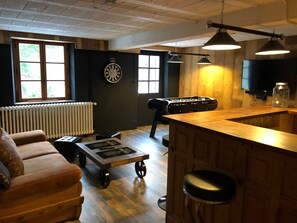 Smart-TV, Kamin, DVD-Player, Tischfußball